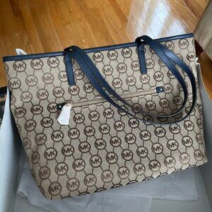 New With Tag - Michael Kors Large Montauk Tote Handbag - Beige with Navy Strap